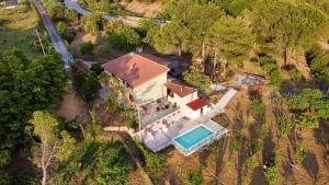 eine Draufsicht auf ein Haus mit Swimmingpool in der Unterkunft Villa D'Anna in Cefalú