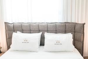 Postel nebo postele na pokoji v ubytování NYA Boutique Suite