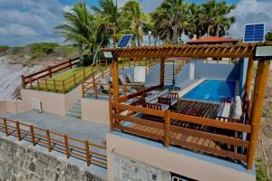 a house on the beach with a swimming pool at Casa Beira-Mar em Guadalupe in Sirinhaém