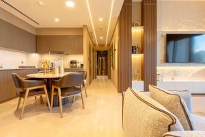 迪拜Downtown Luxury - Magnificent Burj Khalifa & Fountain Views - Walking Distance to Dubai Mall的厨房兼餐厅，配有桌椅