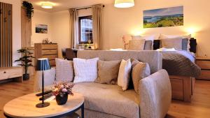 Istumisnurk majutusasutuses MADISON Homes Apartment 50 qm in Prien mit Balkon, Bergblick, Parkplatz, zentral gelegen