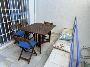 ロダルキラルにあるCasa Gataのバルコニー(テーブル、椅子、サーフボード付)