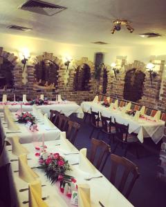 ケルンにあるHotel Restaurant Zagrebの白いテーブルと椅子(花付)が備わるお部屋