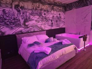 Una cama o camas en una habitación de Mirror Suite Roma Jacuzzi Colosseo Monti