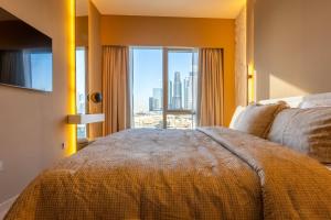 迪拜Downtown Luxury - Magnificent Burj Khalifa & Fountain Views - Walking Distance to Dubai Mall的一间卧室，里面有一张床和一扇大窗户。 更多64张照片