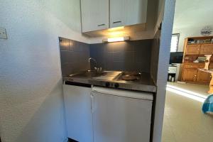 Kuchyň nebo kuchyňský kout v ubytování Charming T2 in residence with swimming pool