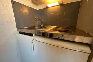 Kuchyň nebo kuchyňský kout v ubytování Charming T2 in residence with swimming pool