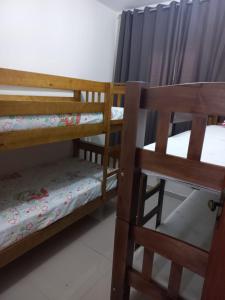 Zimmer mit 2 Etagenbetten und einem Stuhl in der Unterkunft Casa no Resort - Aguas de Santa Barbara in Águas de Santa Barbara