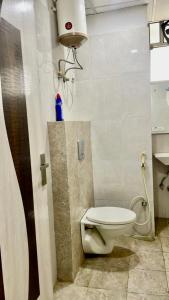 ジャイプールにあるZenRoofs- Homely 2BHK Apartmentの部屋にある白いトイレ付きのバスルーム +6枚の写真