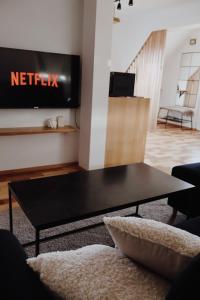 TV a/nebo společenská místnost v ubytování DOUX Apartman