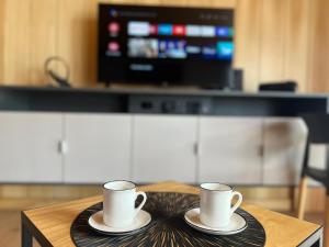 ビージャ・ラ・アンゴストゥーラにあるRed Wineのキッチンのテーブルにコーヒーカップ2杯