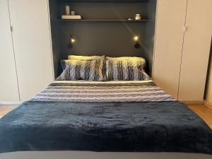 ビージャ・ラ・アンゴストゥーラにあるRed Wineの青い毛布が掛けられたベッドのある寝室
