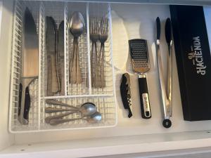 ビージャ・ラ・アンゴストゥーラにあるRed Wineの冷蔵庫の調理器具入り引き出し