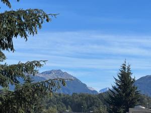 ビージャ・ラ・アンゴストゥーラにあるRed Wineの手前の山々の景色