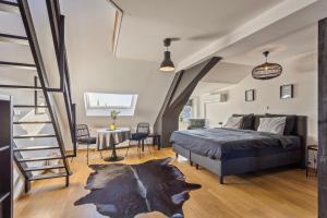 une chambre avec un lit, une table et des chaises dans l'établissement B&B Leopold Appartementen & studio's, à Saint-Trond