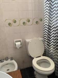 ロサリオにあるDepartamento Morenoのトイレと洗面台のある小さなバスルーム +16枚の写真