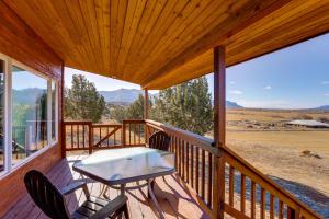 um pátio com uma mesa e cadeiras em um deck em Mtn-View Escape with Office Space in Cortez! em Cortez