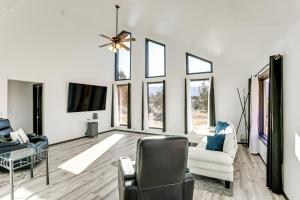 Uma televisão e/ou sistema de entretenimento em Mtn-View Escape with Office Space in Cortez!