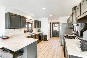 A cozinha ou kitchenette de Mtn-View Escape with Office Space in Cortez!