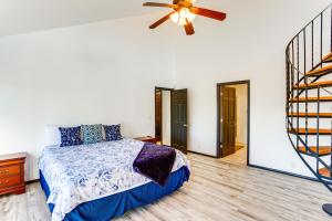 Uma cama ou camas num quarto em Mtn-View Escape with Office Space in Cortez!