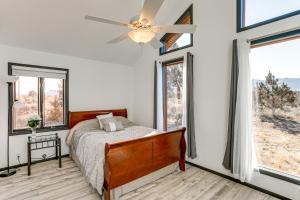 Uma cama ou camas num quarto em Mtn-View Escape with Office Space in Cortez!
