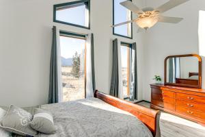 um quarto com uma cama com uma cómoda e um espelho em Mtn-View Escape with Office Space in Cortez! em Cortez