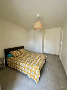 Ένα ή περισσότερα κρεβάτια σε δωμάτιο στο Appartement au bord de la plage et de la foret