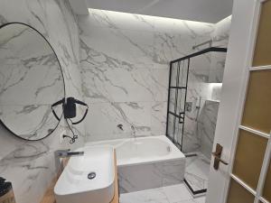 Koupelna v ubytování NS Luxury Suites