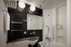حمام في Four Points Flex by Sheraton Yokohama West