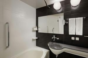 حمام في Four Points Flex by Sheraton Yokohama West