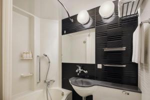 حمام في Four Points Flex by Sheraton Yokohama West