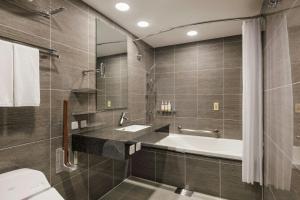 حمام في Four Points Flex by Sheraton Yokohama West