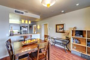 Kuchyň nebo kuchyňský kout v ubytování Resort Getaway on Lake Chelan Pool and Beach Access