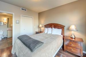 Postel nebo postele na pokoji v ubytování Resort Getaway on Lake Chelan Pool and Beach Access + 20 fotografií