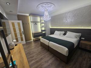 Postel nebo postele na pokoji v ubytování NS Luxury Suites