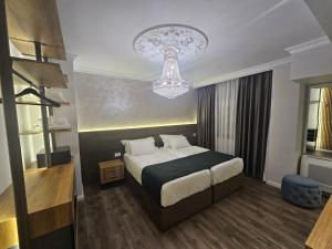 Postel nebo postele na pokoji v ubytování NS Luxury Suites