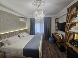 Postel nebo postele na pokoji v ubytování NS Luxury Suites