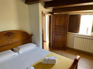 1 dormitorio con 1 cama con cabecero de madera y ventana en Appartamento in Centro Storico a Termini Imerese - Eden Holiday Home, en Termini Imerese