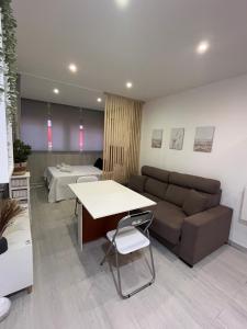 Televízia a/alebo spoločenská miestnosť v ubytovaní Apartamento Portisol