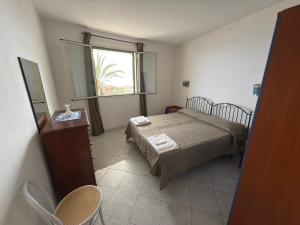 ein Schlafzimmer mit einem Bett und einem Fenster in der Unterkunft Casa BELLAVISTA tra MARE e TERME in Santa Cesarea Terme