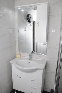Bilik mandi di Bellelen Apartments - KUMQUAT +18 gambar