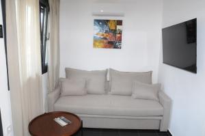 Televisyen dan/atau pusat hiburan di Bellelen Apartments - KUMQUAT