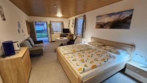 Ένα ή περισσότερα κρεβάτια σε δωμάτιο στο Gästehaus Silvia