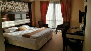 een hotelkamer met een bed en een bureau bij Hotel La Bella Soma in Soma +193 foto's
