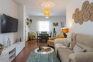 una sala de estar con un sofá y una mesa en Casa Lola Preciosa azotea vistas panorámicas, en Almuñécar