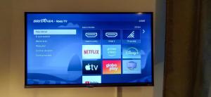TV a/nebo společenská místnost v ubytování Quarto da Fê, central, perto de tudo o que você precisa!