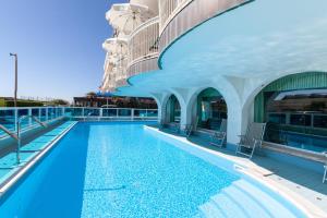 a swimming pool on a cruise ship at Hotel Negresco in Milano Marittima