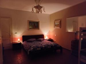 ein Schlafzimmer mit einem Bett mit zwei Lampen in der Unterkunft B&B Filomena in Santa Giusta + 88 Fotos