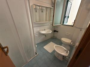 ein Badezimmer mit Toilette und Waschbecken in der Unterkunft Casa BELLAVISTA tra MARE e TERME in Santa Cesarea Terme + 60 Fotos
