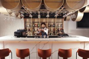 Ο χώρος του lounge ή του μπαρ στο voco Beirut Central District by IHG